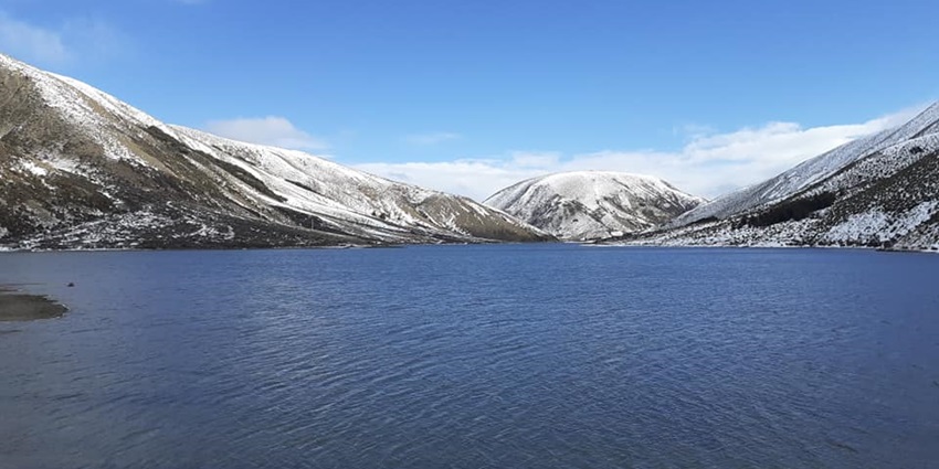 A mesmerising view of Lake Lyndon featuring shimmering blue waters and mountains.
