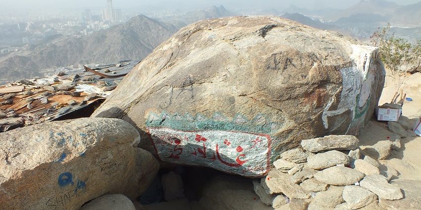 An image of a mountain that resembles the Thowr Mountain in Saudi Arabia.