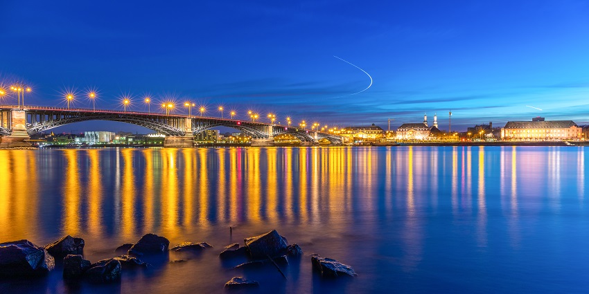 Theodor-Heuss Bridge connecting Mainz and Wiesbaden over the Rhine River during twilight.