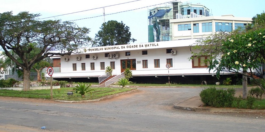 Old municipal council building in Matola with ornate facade and palm trees–places to visit in mozambique