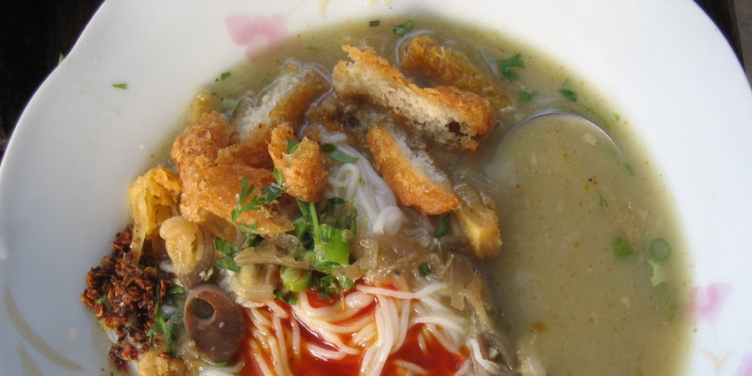 An image of a Mohinga stand, a tourist dish and one of the most famous food in Myanmar.