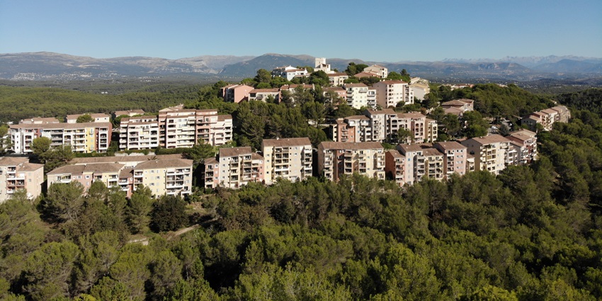 A mesmerising view of Mougins featuring majestic mountains and buildings.