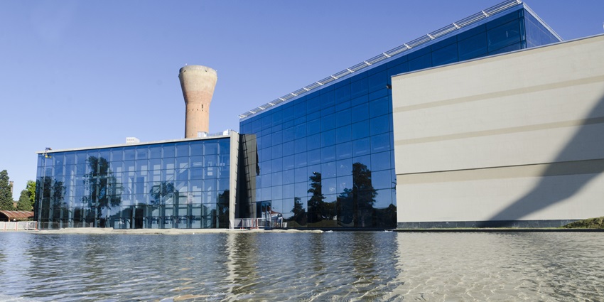 A picture of the majestic glass building of a museum in Playa Blanca during the daytime