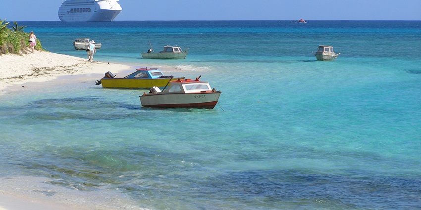 A picturesque view of Vanuatu’s Mystery Island with crystal clear turquoise blue water.