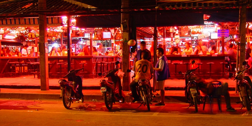 A picture of a nightclub in Pattaya with a huge crowd and a dimly lit ambience