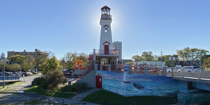 An image of the vibrant Port Credit Lighthouse, one of the best things in Mississauga.