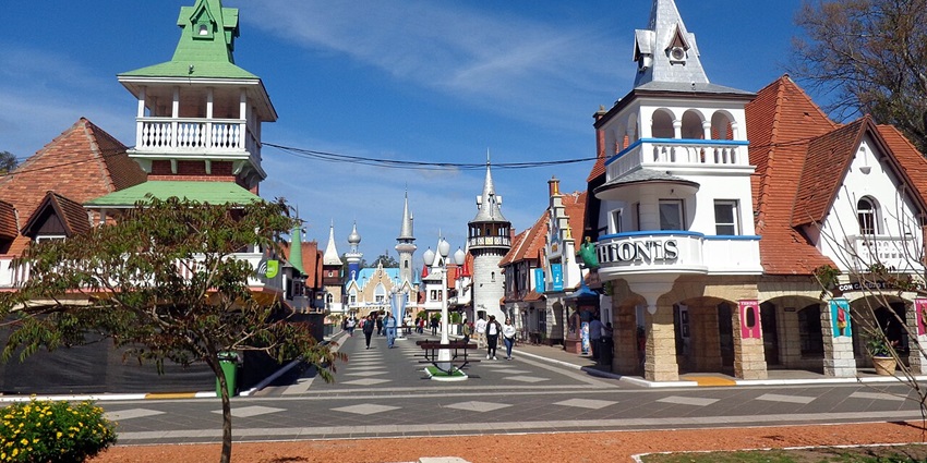 A picture of a theme park with numerous castles; one of the best places to visit in La Plata