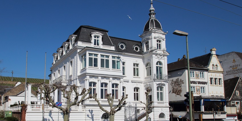 Stunning view of Villa Sturm, a historic Époque-style villa in Rüdesheim am Rhein.