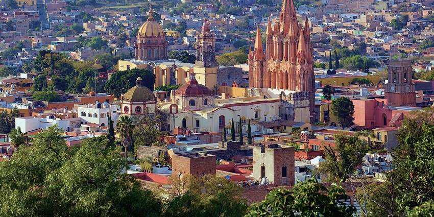A picturesque town with colourful colonial architecture, art galleries, and rich history.