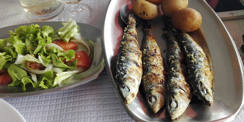 An image of Sardinhas Assadas dish, a tourist favourite among the best street food in Portugal.