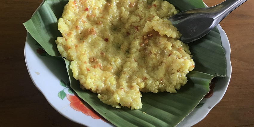 An image of Shan-style rice (Nga Htamin), one of the ideal tourist food in Myanmar.