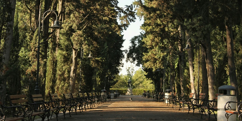 Scenic riverside walkways and cultural spaces at Parque de España in Rosario, Argentina
