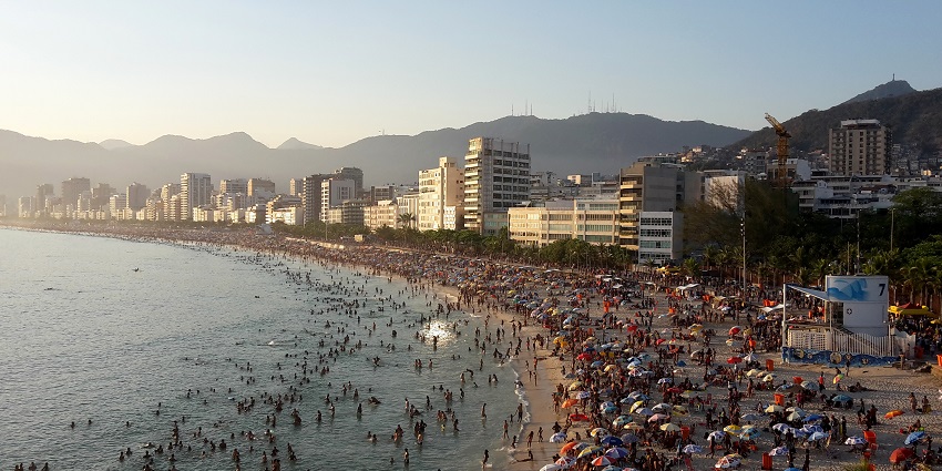 osto 7 in Rio de Janeiro offers a scenic beach view with golden sands and blue waters.
