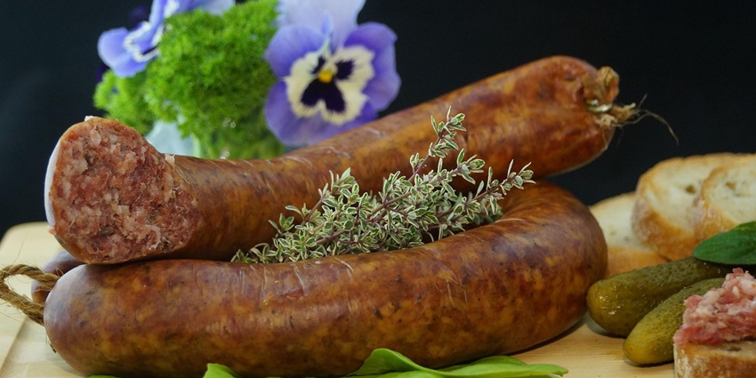 An image showing a sausage dish, a meal similar to traditional Swiss sausages.