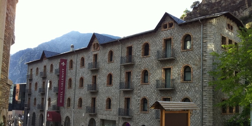 The La Dama de Gel Sculpture is one of the most famous art pieces and a must-see.