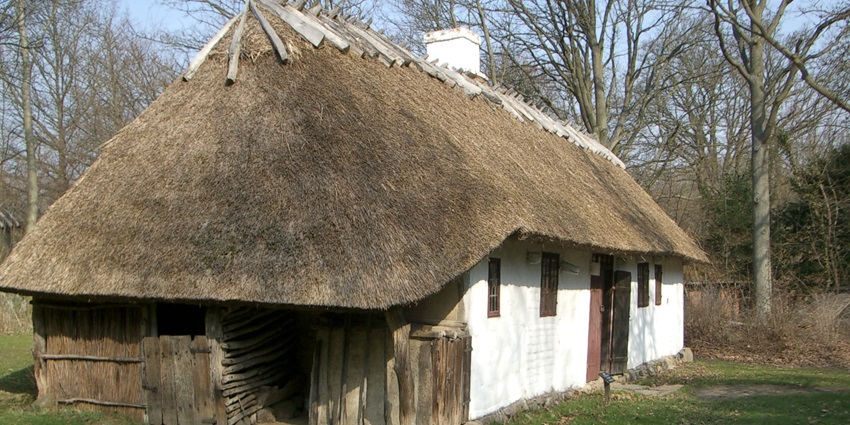 An image of traditional Danish farmhouse with thatched roof at Frilandsmuseet in 2004