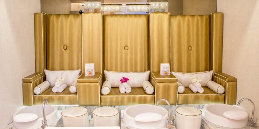 A pool with steam rising from thermal outdoor pools is one of the best things to see in Andorra la Vella. Viewers of this file can see comments and suggestions