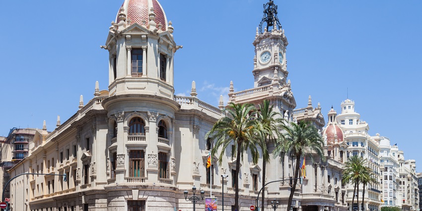 Valencia is a major hub for couples seeking romance, vibrancy, nightlife and fun.