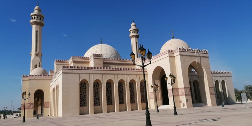Grand Islamic mosque in Bahrain with stunning architecture, open to visitors of all faiths.
