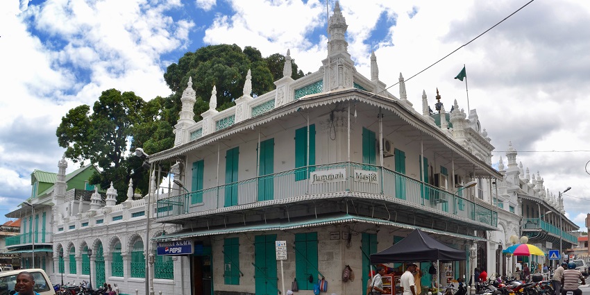 Exterior view of Jummah Mosque showcasing its Indian and Islamic architectural styles.