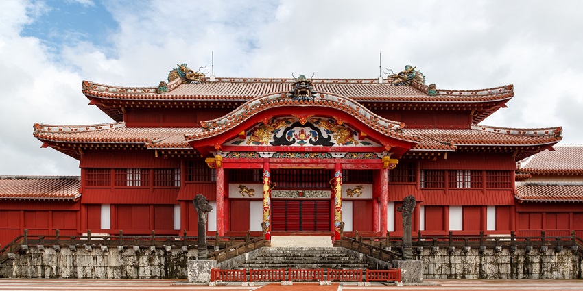 Step into Okinawa’s royal past and explore the grand, historic beauty of Shurijo Castle.