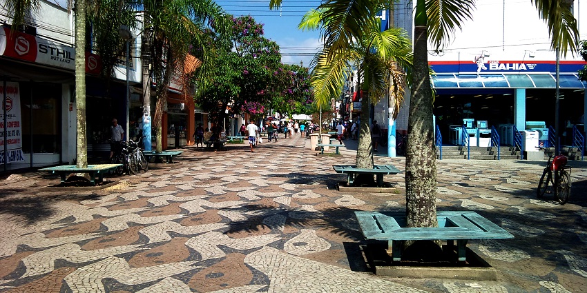 Scenic sidewalk perfect for walking, one of relaxing things to do at the Ipanema Beach.
