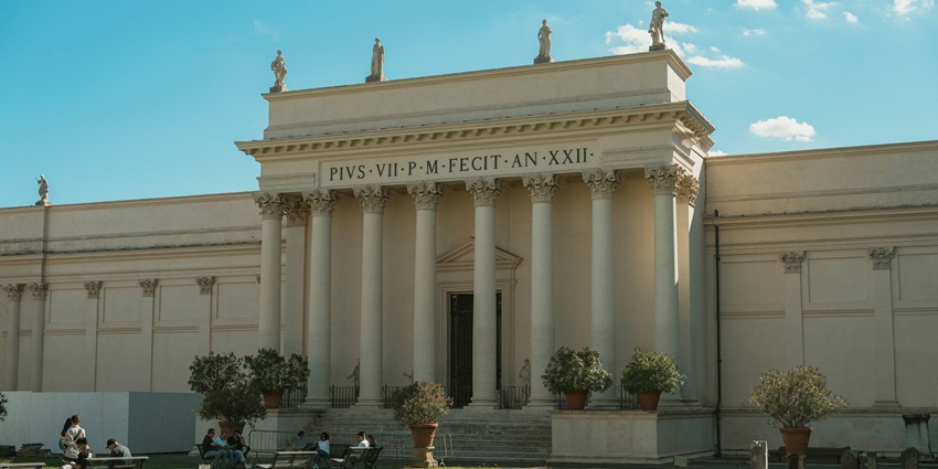 Wander through the Municipal Museum of Fine Arts and admire incredible masterpieces.