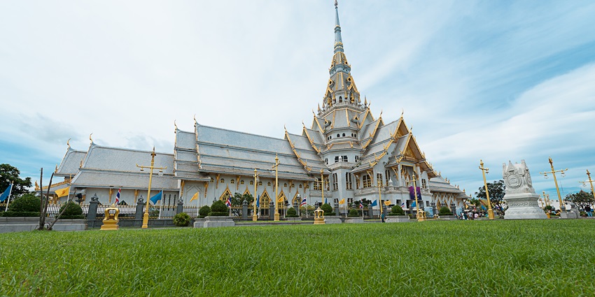 An astonishing view of the majestic Wat Sothon Wararam Worawihan exudes grandeur.