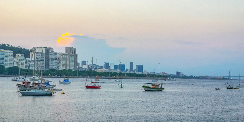 Watching a sunset from Mureta da Urca is one of the free things in Rio de Janeiro.
