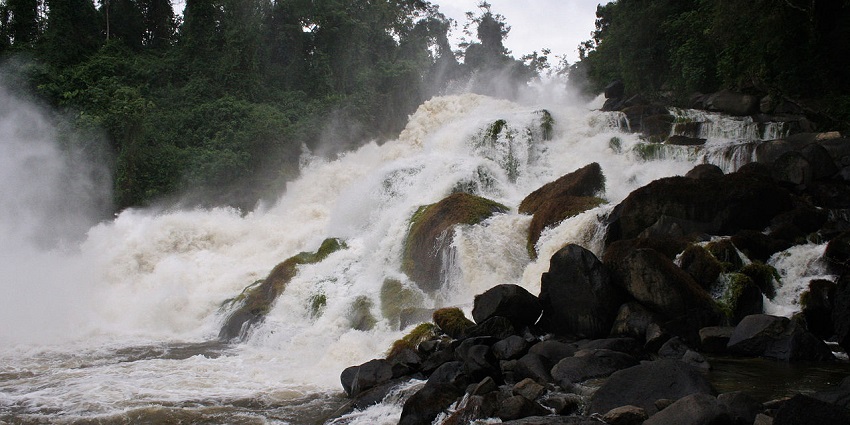 A beautiful view of gushing waters amid rocks at Salto Para in Gran Sabana, Venezuela