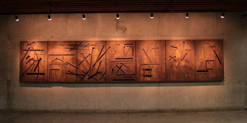 Image of a gallery with Aboriginal paintings, one of the best things to buy in Australia.