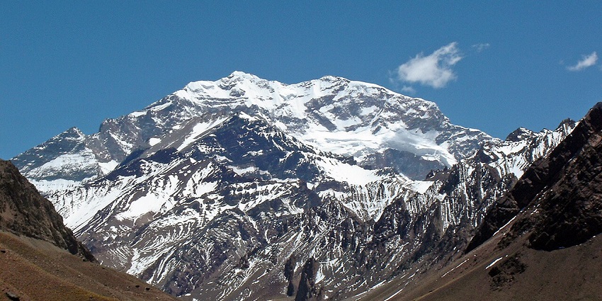 An image of Aconcagua Valley, one of the most beautiful valleys in Chile, with mountainous views.