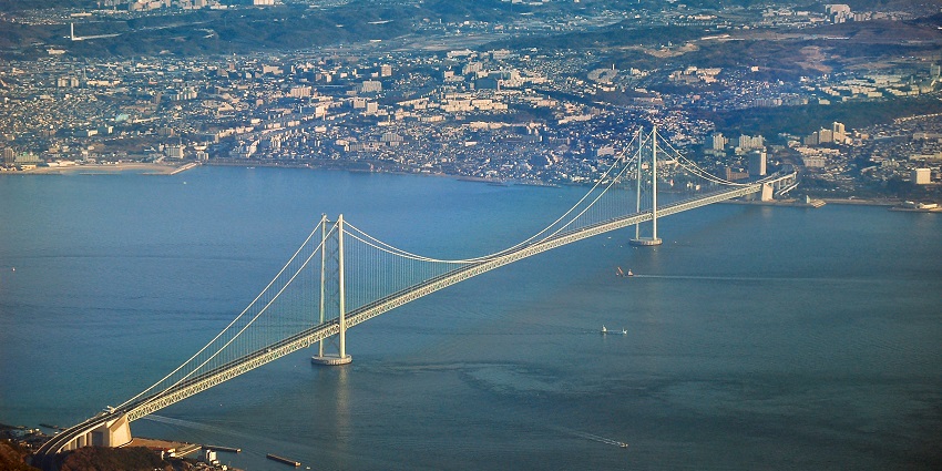 A stunning view of the Akashi-Kaikyo Bridge, one of the top things to do in Kobe.