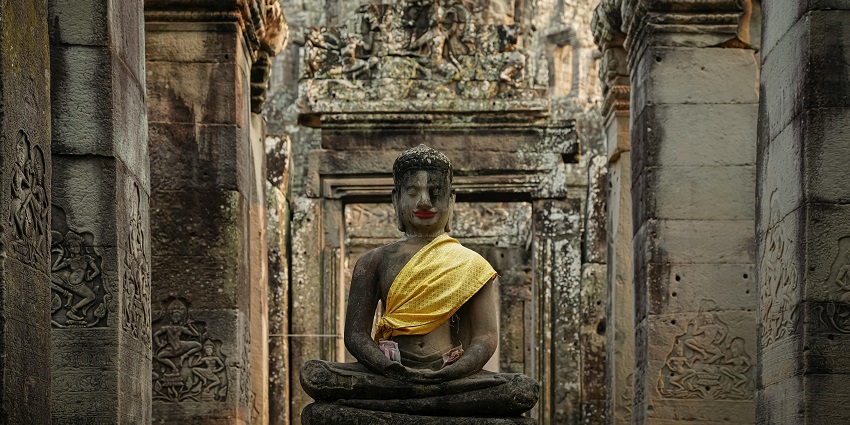 Close-up view of the statue, offering a glimpse into the history of Sri Lanka