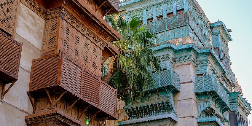 An image showing traditional buildings with wooden balconies in Old Jeddah (Al Balad) architecture.