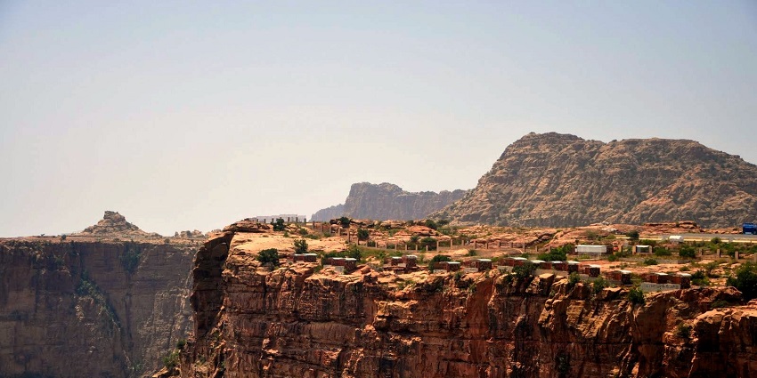 An image shows human settlements on the edge of a cliff in Al Habala, Saudi Arabia.
