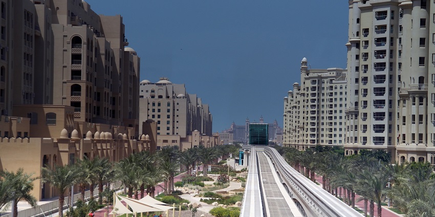 Lush greenery and pathways at Al Ittihad Park on Palm Jumeirah Island