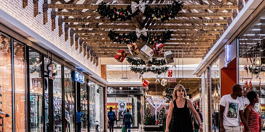 An image of a bustling shopping centre like Al Noor Mall, one of the best malls in Madinah.