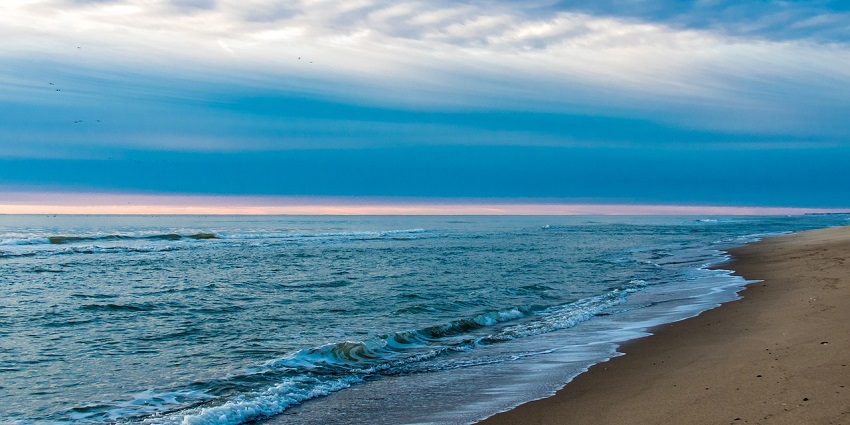 An image showing a beach resembling the Al Wakra Municipality Family Beach.