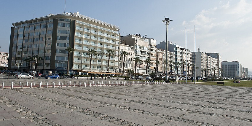An image showing the walkway and waterfront area of Izmir Alsancak Kordon, one of the best places to visit in Izmir.