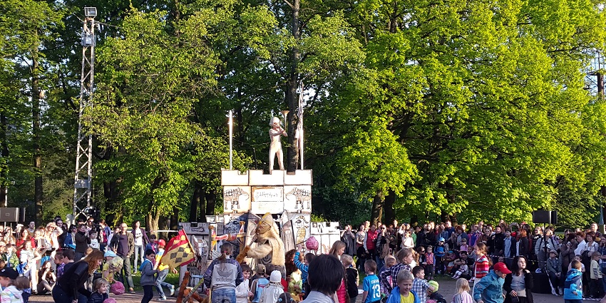 Street performers captivate a lively crowd during Slovenia’s Ana Desetnica Street Theatre Festival