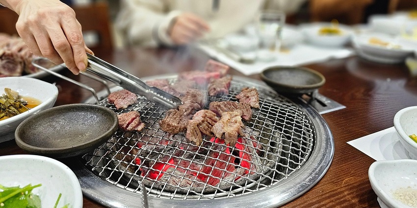 An image resembling Anticuchos de Corazón, marinated beef, which is among the top foods in Peru.