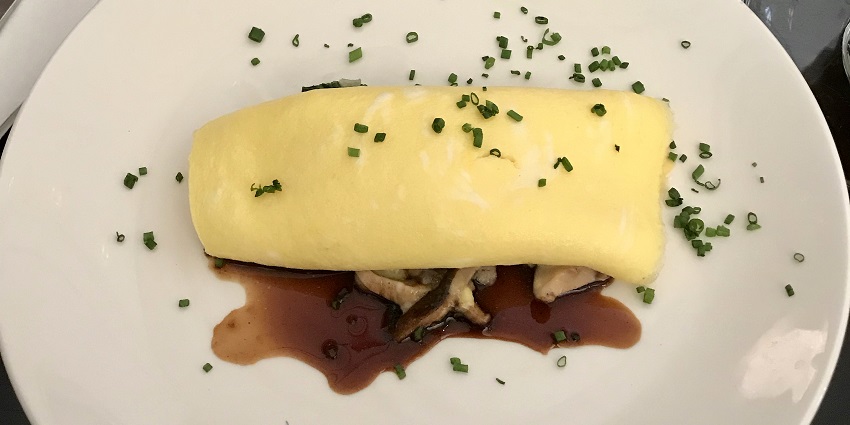 An image of a gap in the center, depicting the fusion of French dishes with food in Malaysia.
