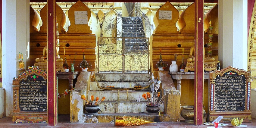 Iconic golden stupa representing Lao Buddhism and national pride.