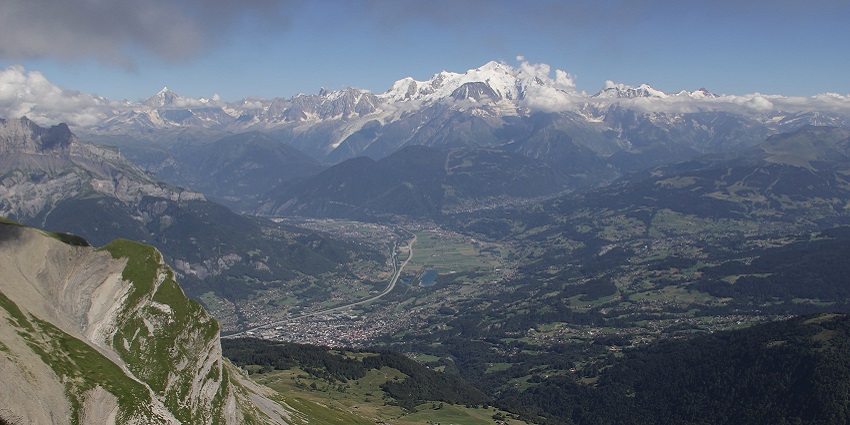 An image of Arve Valley, one of the best valleys in France for alpine views.