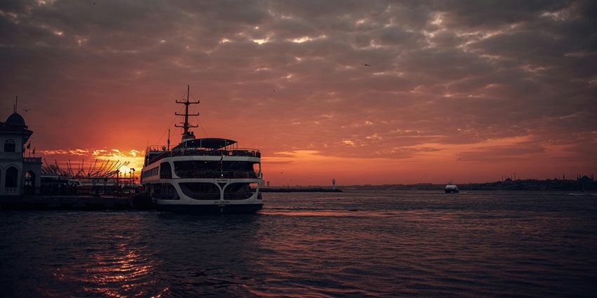 A view of the Athens Riviera during a sunset, a romantic thing to see in Athens for couples.