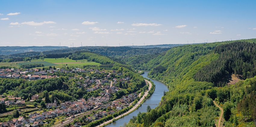 A panoramic view covering the hills, waters, and expansive greens of Bad Hindelang.