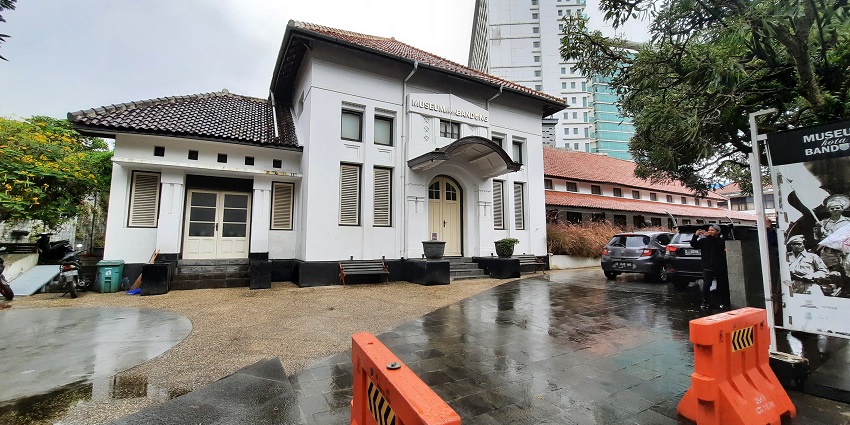 Bandung’s volcanoes, hot springs, and shopping make it a cool escape near Malaysia.