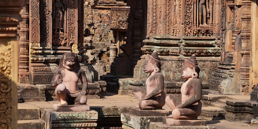 Sculptures des gardiens au sud de Prasat et le mandapa du complexe de Banteay Srei