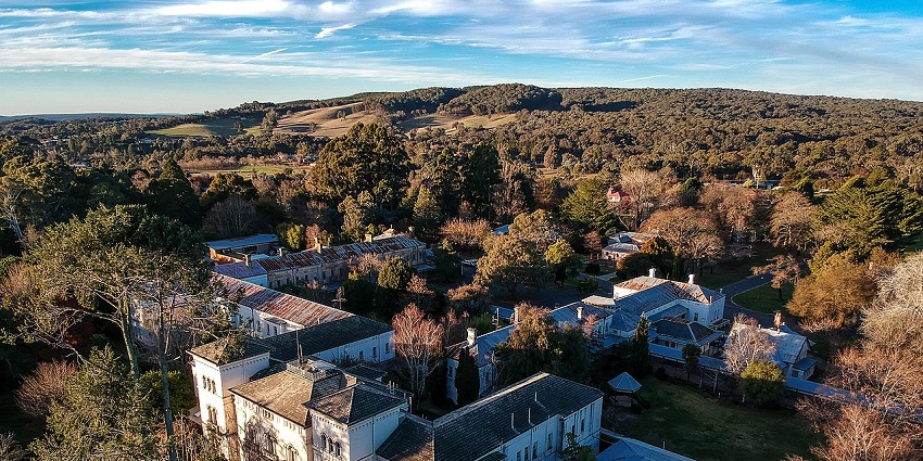 A sprawling former psychiatric hospital where visitors explore haunted halls and abandoned wards.